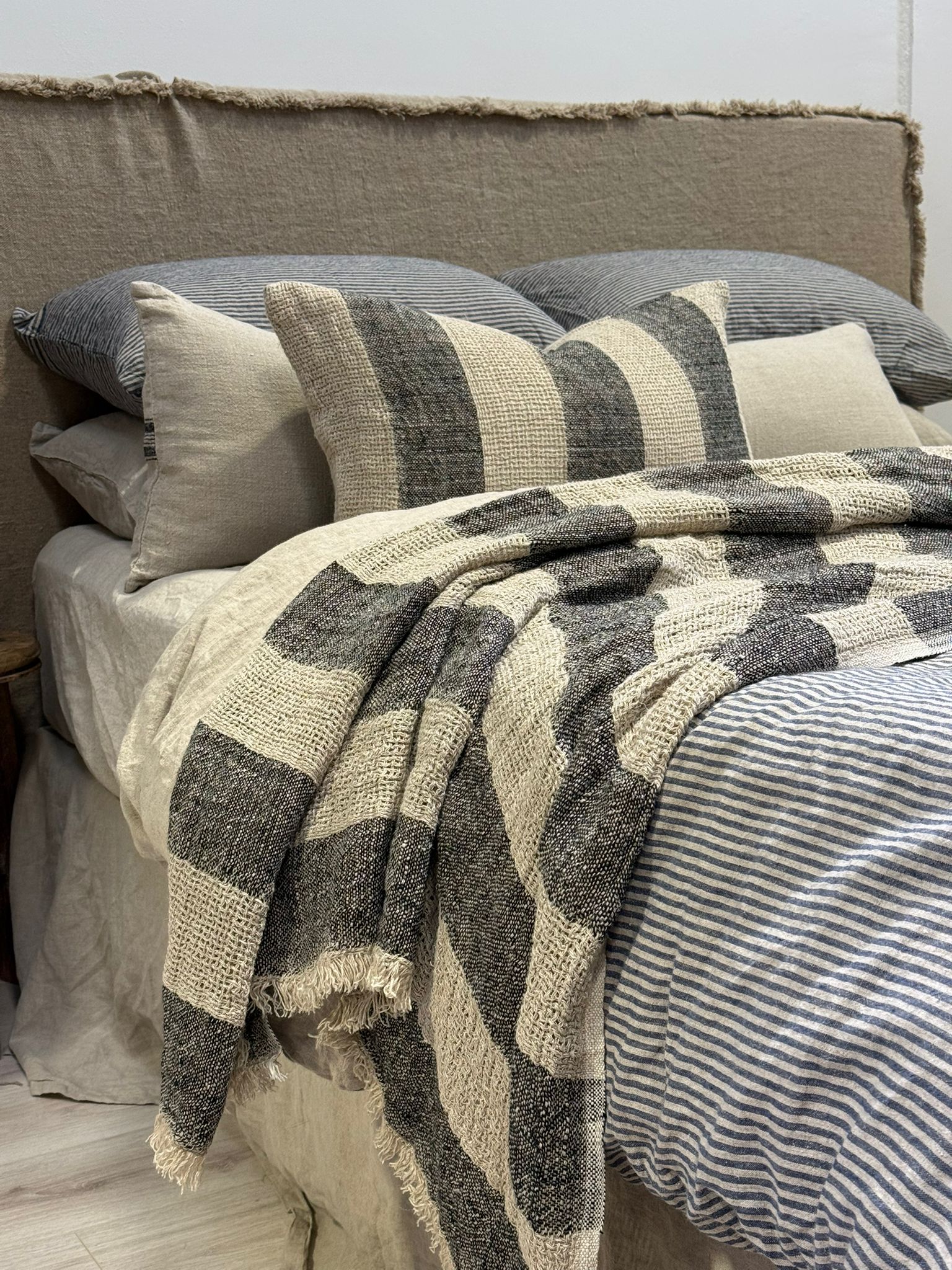 Loom Linen Throw Natural & Black 130 x 190 cm